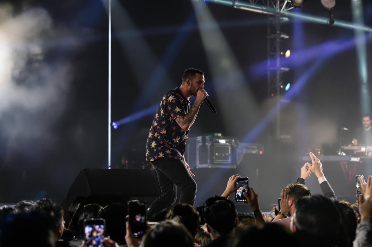 知名歌手演唱会假唱证据曝光，粉丝集体维权要求退票